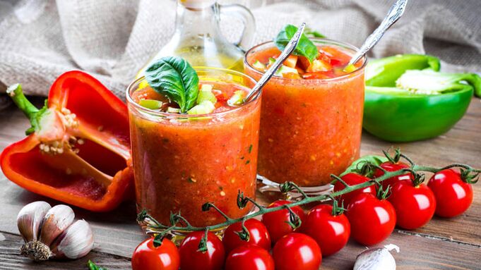 Smoothie detoksifikasi dengan tomat ceri dan paprika untuk memberi energi dan meningkatkan penurunan berat badan