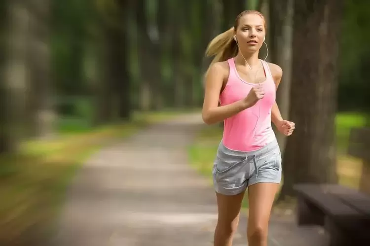 Gadis berlari untuk menurunkan berat badan