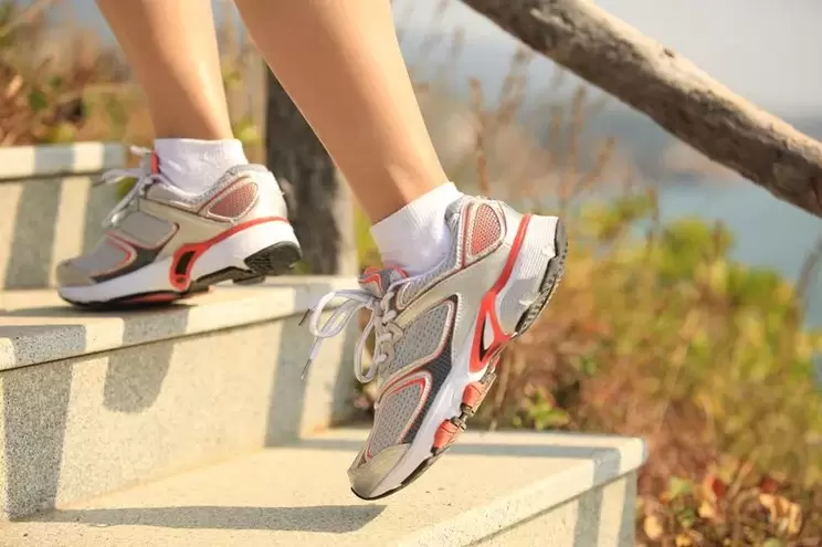 Lari tangga adalah cara untuk memperkuat otot kaki dan menurunkan berat badan