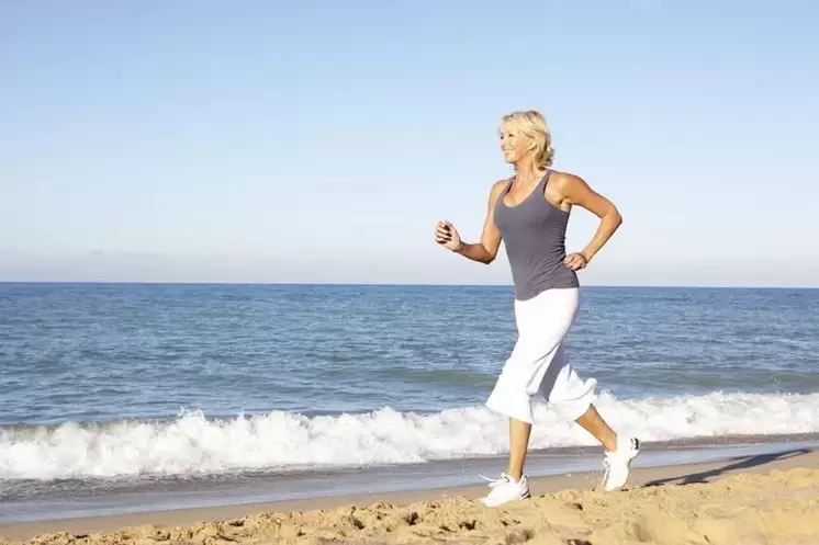 Seorang wanita berusia joging untuk menurunkan berat badan dan fungsi jantung yang baik