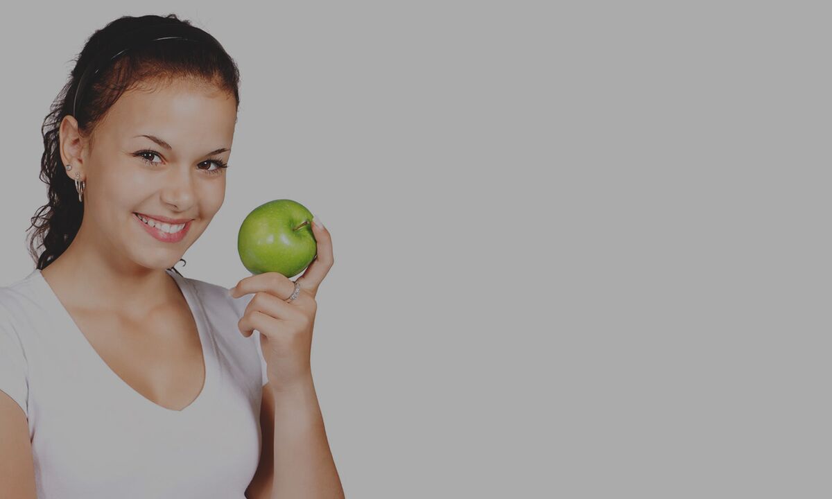 Dianjurkan untuk makan apel untuk menghilangkan rasa lapar selama diet soba