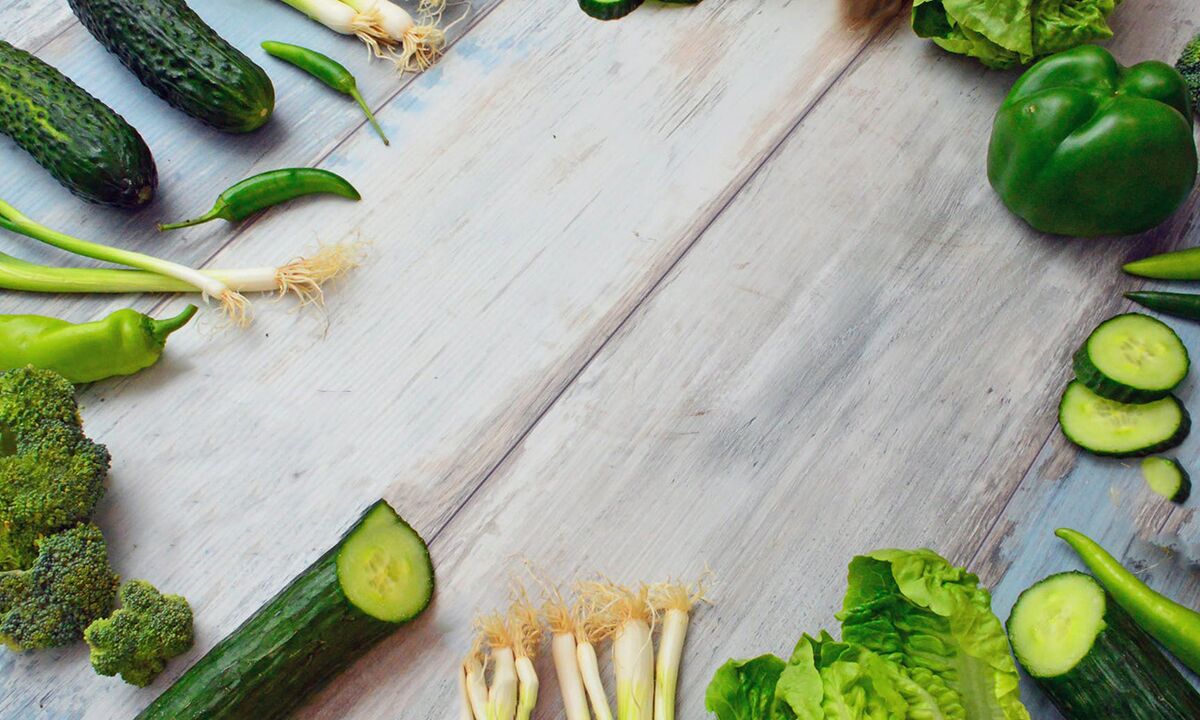 Sayuran hijau rendah kalori pada menu diet soba